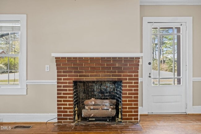 Building Photo - 302 W Main St