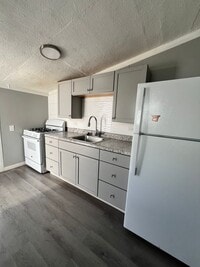 Building Photo - 3 Bedroom, 1 Bath Home Available For Rent