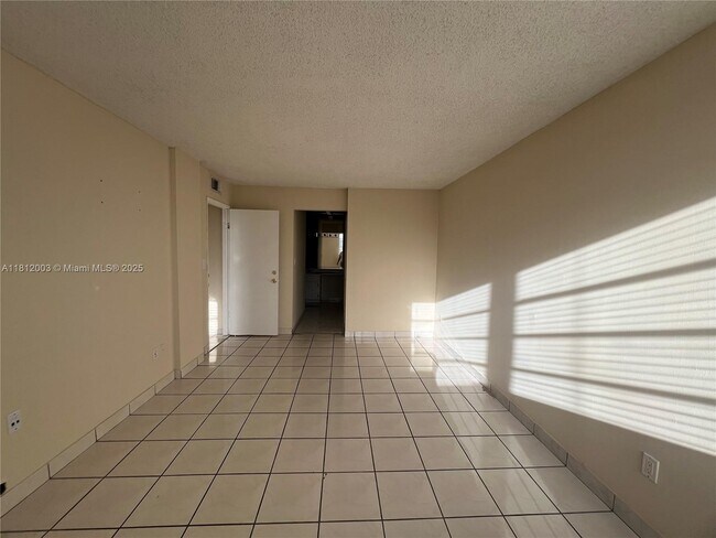 Building Photo - 8887 Fontainebleau Blvd