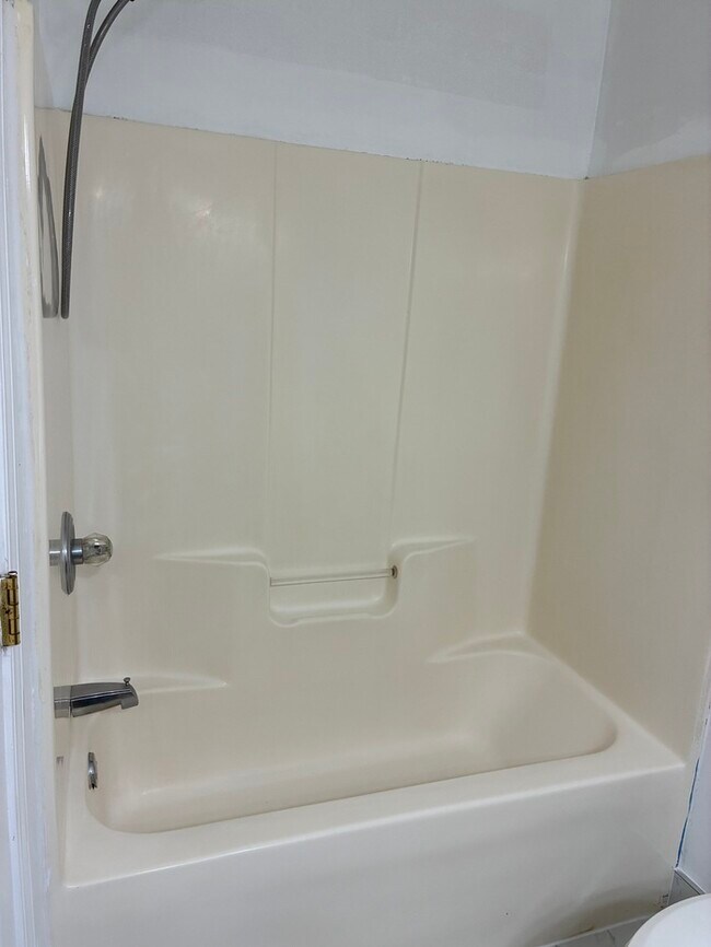 Building Photo - Beautiful 3/1 house