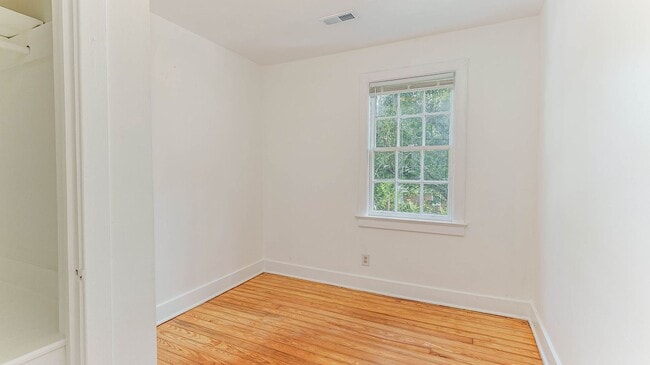 Building Photo - 2 Bedroom 1.5 Bath Townhouse in Wagener Te...