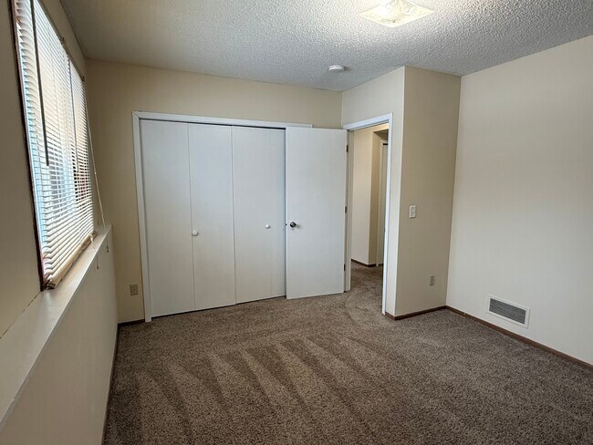 Building Photo - 2528 Birchview Ln