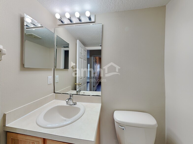 Building Photo - 330 Salmon Ct