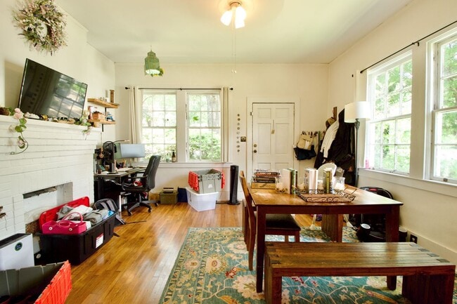 Building Photo - Charming 2-Bedroom Duplex in Prime Auburn ...
