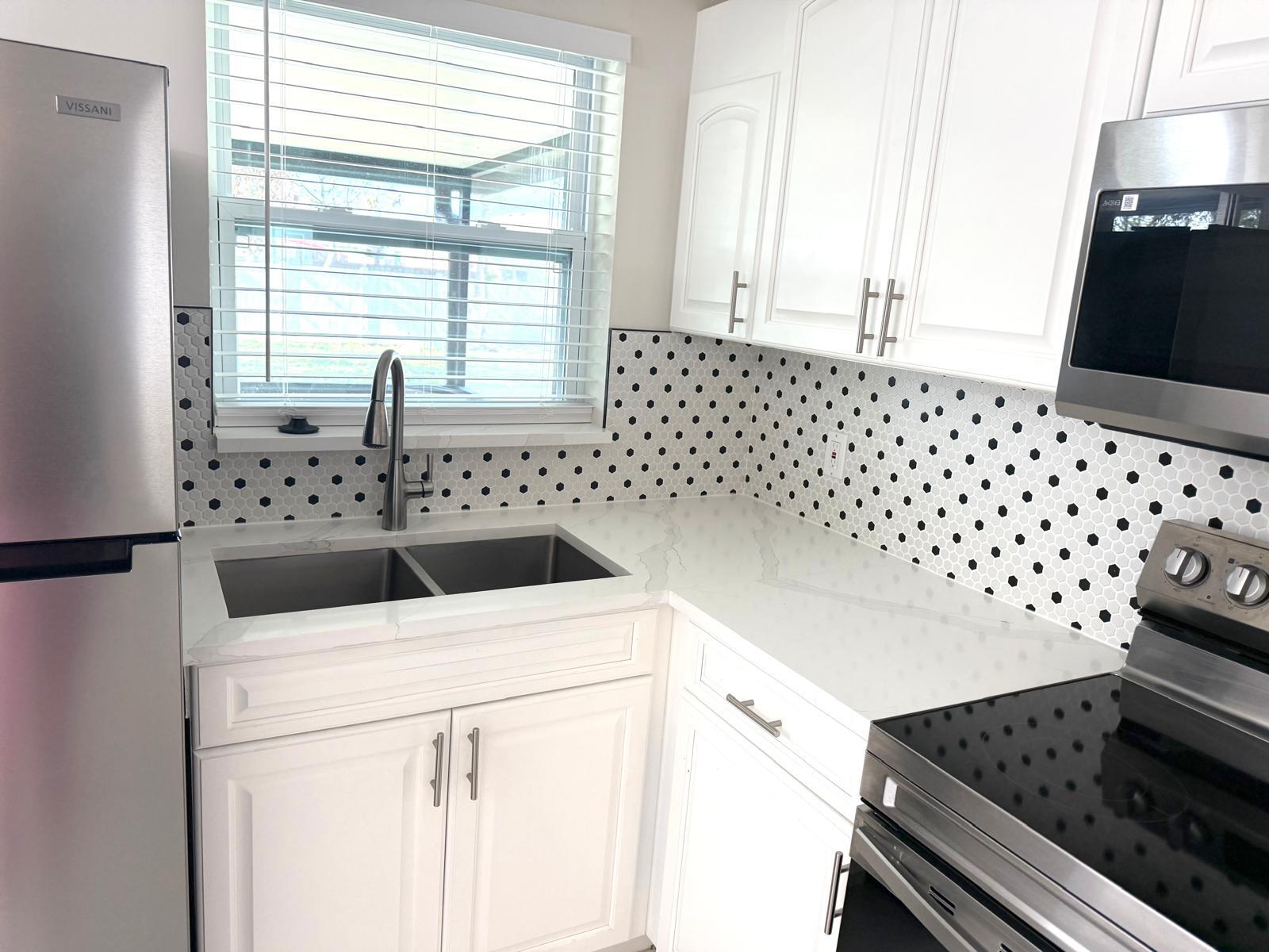 Building Photo - 699 NW Riverside Dr