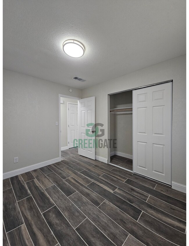 Building Photo - 901 Valente Way
