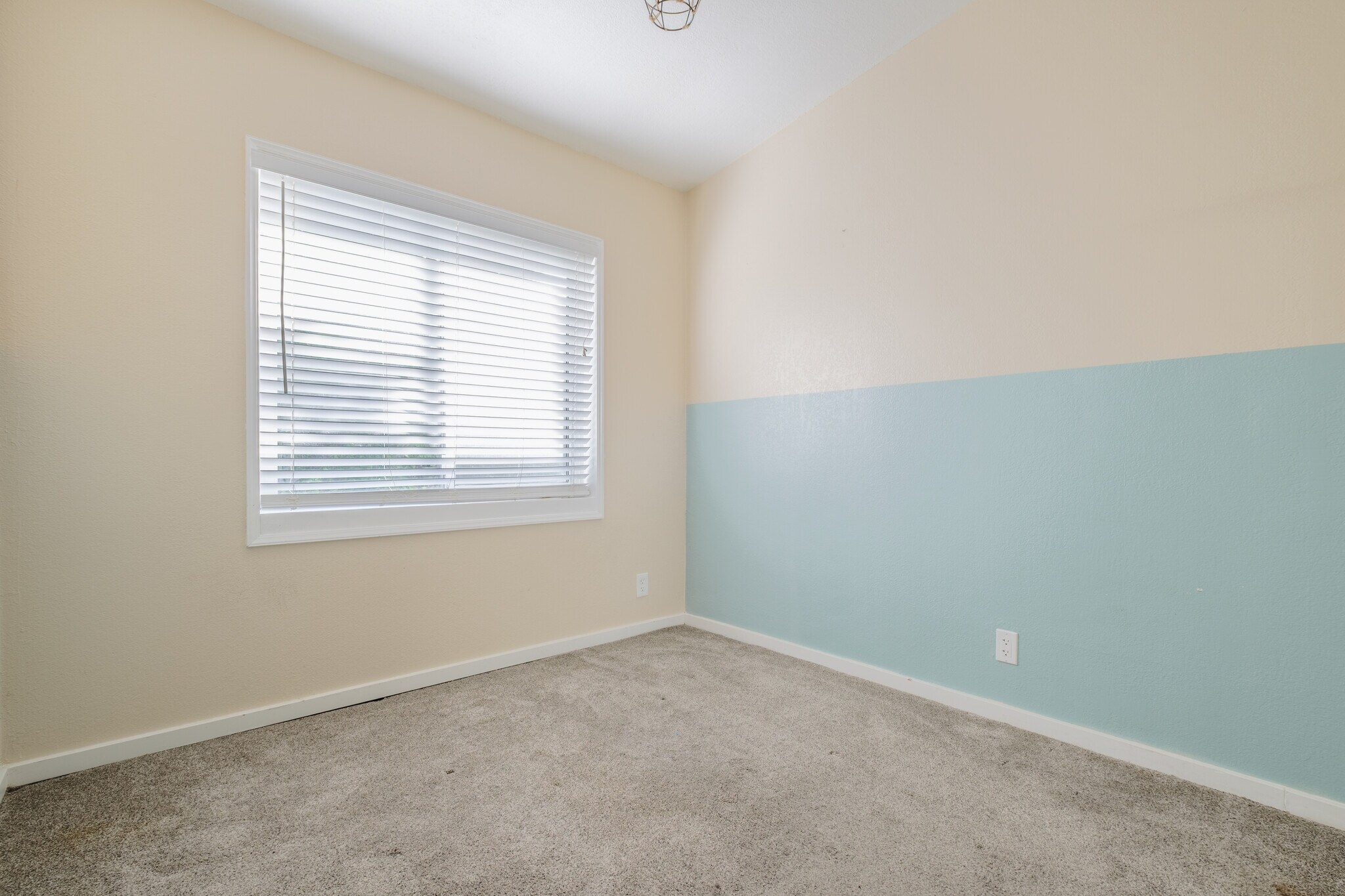 Building Photo - 5521 27th Ave