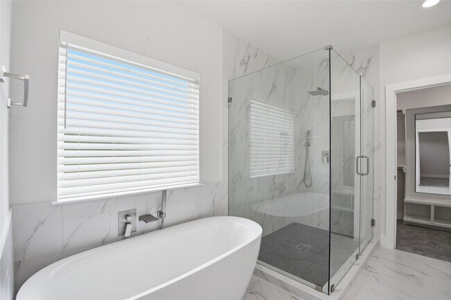Building Photo - 727 S Victory Dr