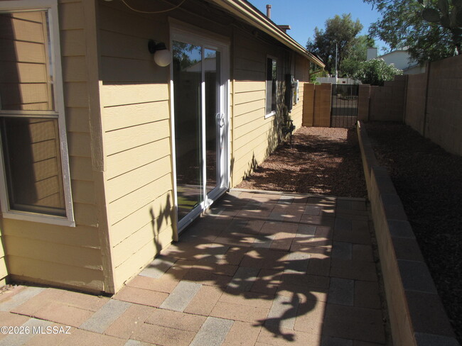 Building Photo - 9946 E Leila Dr