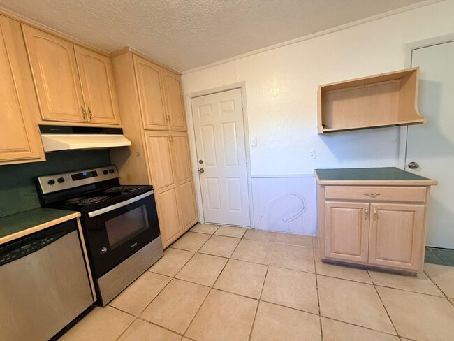 Building Photo - 1323 SE Clover Ln