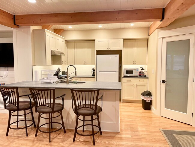 Building Photo - Beautifully updated, furnished home with wrap around porch and Columbia River Views!