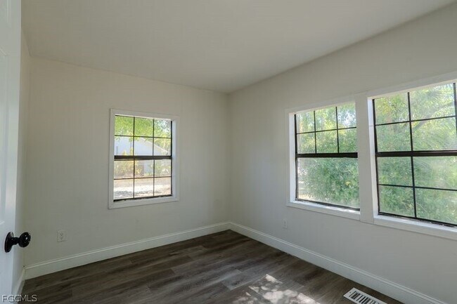 Building Photo - 599 Carolina Ave