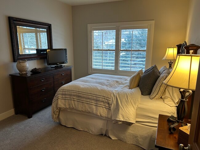 Building Photo - 1975 Paddington Dr