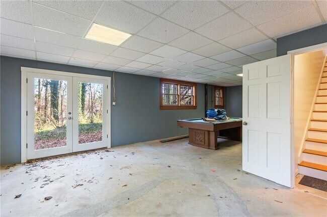 Building Photo - 3355 Pinetree Dr SE