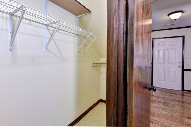 Building Photo - Lovely 2-Bedroom, 1.5-Bath End Unit Townho...