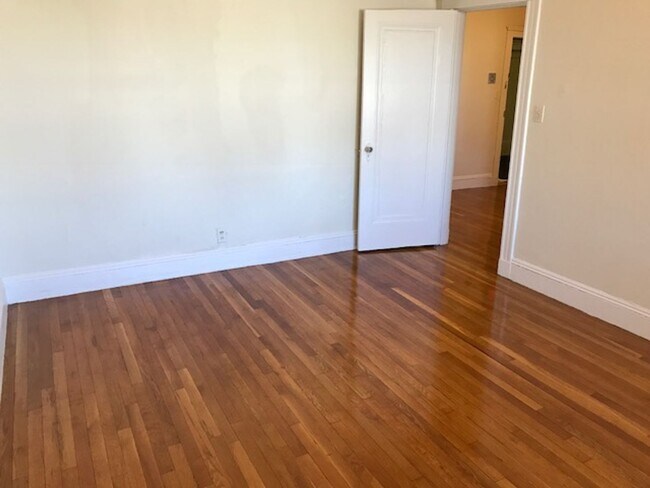 Building Photo - 9/1 No Fee! Junior 1BR/large studio in Brighton near Green Line!
