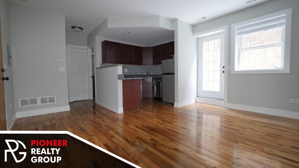 Building Photo - 560 W Arlington