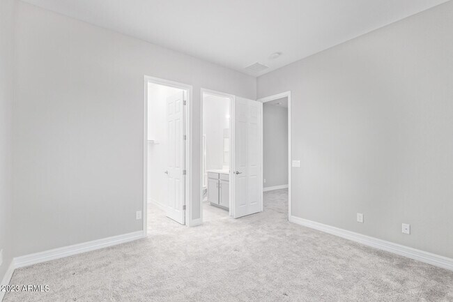 Building Photo - 18335 W Summerhaven Dr