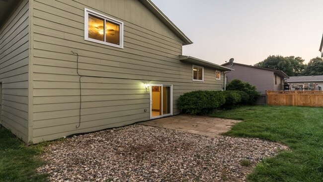 Building Photo - MULTI-LEVEL 3 BD, 2 BA HOUSE WITH FENCED IN YARD, DOUBLE ATTACHED GARAGE, SHED, MURPHY BED, 3 FAM...