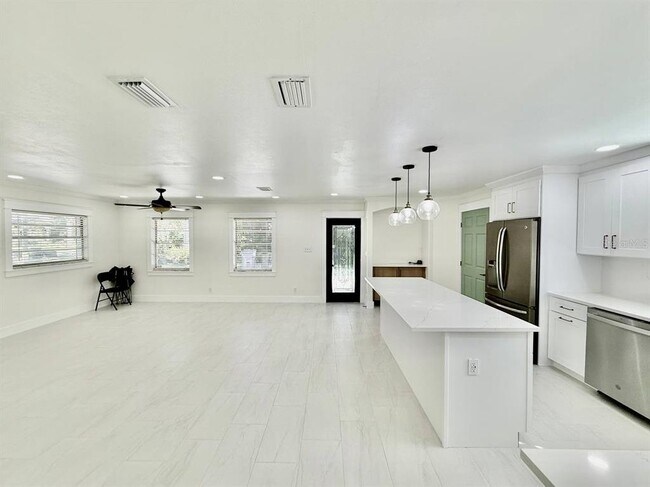 Building Photo - 15611 Walden Ave