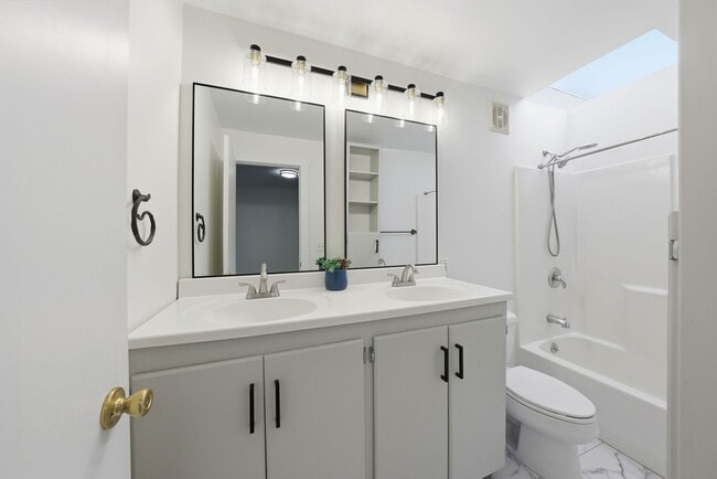 Building Photo - 3 Bed/2.5 Bath Multilevel Home with Amazing Views!