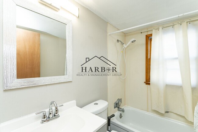 Building Photo - Recently Renovated 5 Bedroom Home! *1/2 OFF FIRST MONTH OF RENT*