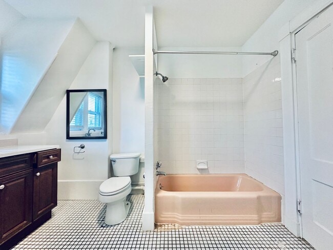 Building Photo - 66 Trumbull St