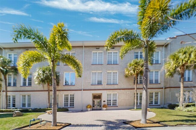 Building Photo - 701 Mirror Lake Dr N
