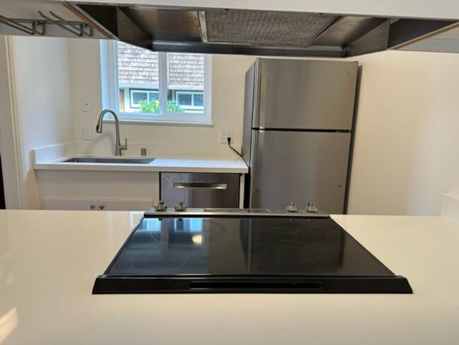 Building Photo - EPIC REA: 2 BR/1 BA Townhome w/ 1 Parking in Great Corte Madera