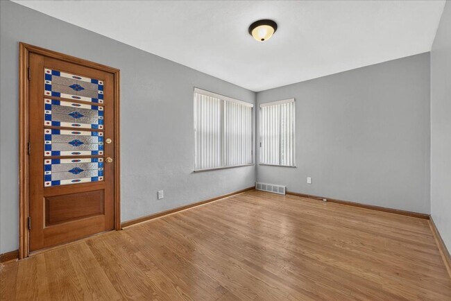 Building Photo - 5907-5909-5909 Jamieson Ave