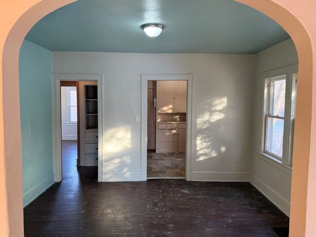 Building Photo - 807 Williams St