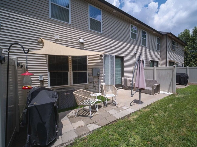 Building Photo - "Exquisite  2-Bed Townhouse with 2.5 Baths in Prime Charlotte Location – 1,531 Sq Ft of Comfort!"