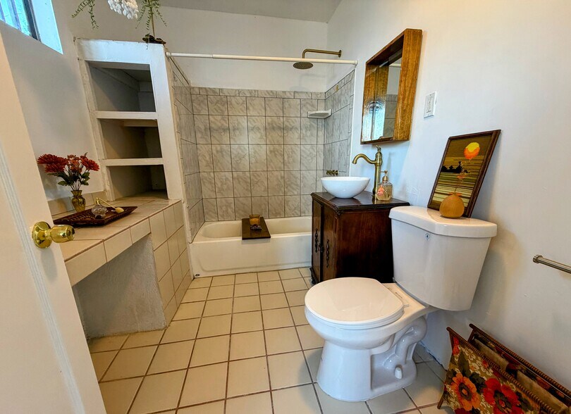 Master bath - 1369 Helen Dr