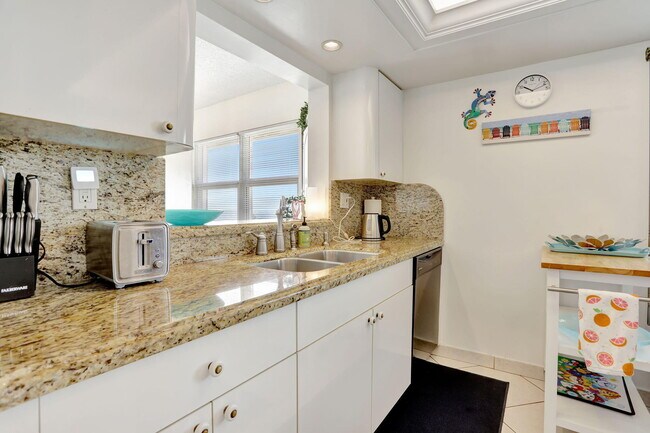 Building Photo - 1069 Hillsboro Mile