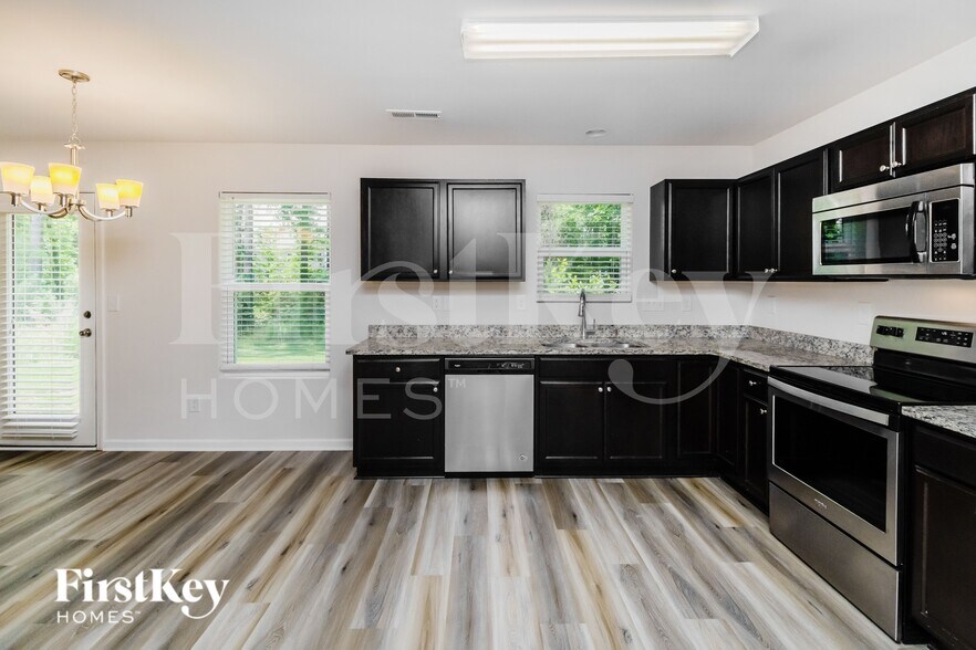 Building Photo - 4019 Maderia Dr NW