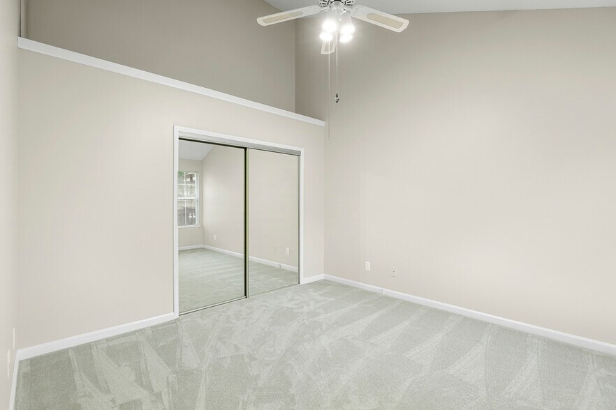 Bedroom with a direct bathroom access - 903 Wentworth Ct