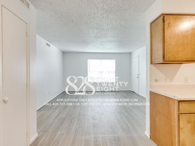 Building Photo - AVAILABLE NOW! 2 bed/1 bath Apartment at W...