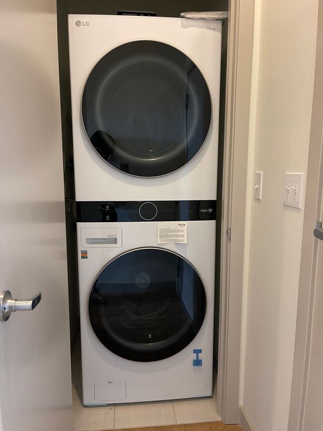 Building Photo - CLICK "REQUEST A TOUR" NOW!