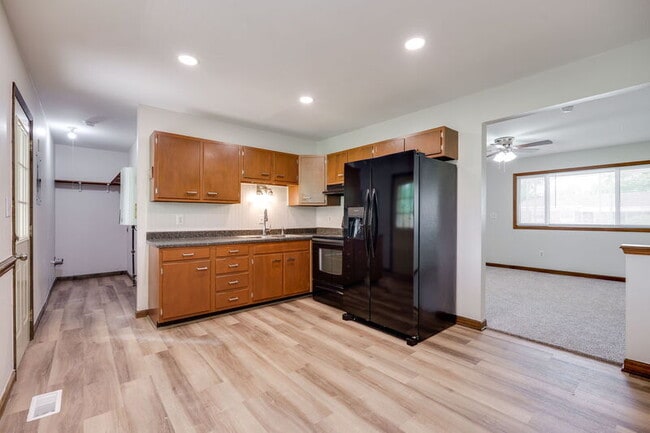Building Photo - 366 Randy Dr