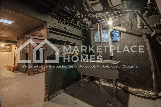 Building Photo - 15071 Cruse St