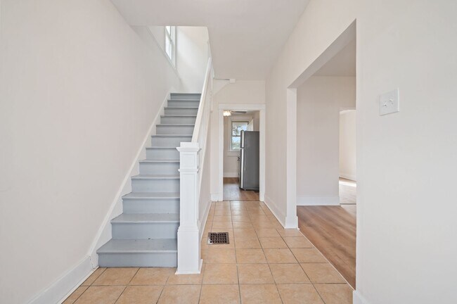 Building Photo - Newly Renovated 3 Bed, 1 Bath Home - Conveniently Located, Central AC & Heat - Available NOW in B...