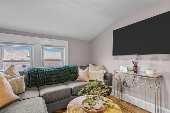 Building Photo - 86 Rochambeau Ave