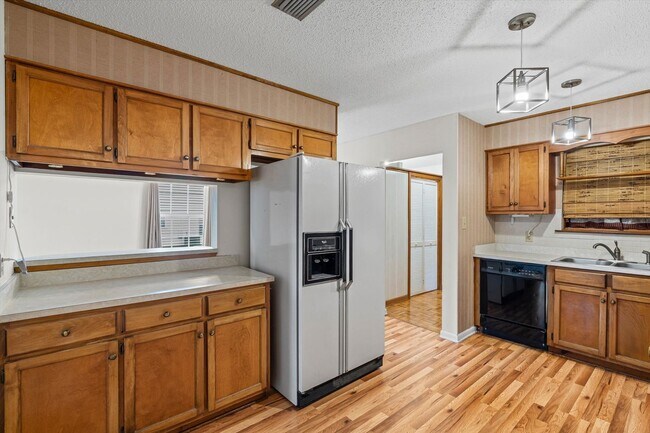 Building Photo - Charming Fairhope Home for Rent – Convenient Location & Great Outdoor Space!