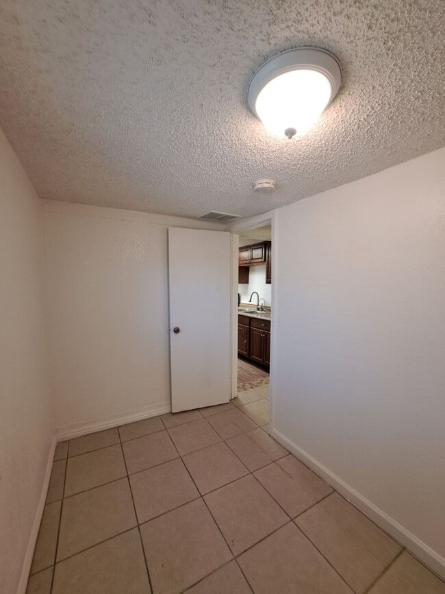 Building Photo - Unique 2 Bedroom 1 Bathroom Home Located I...
