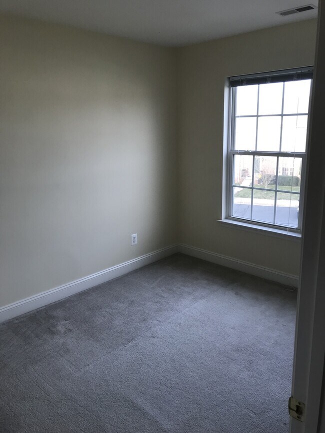 Building Photo - *Coming Soon!*  Large end unit town home i...