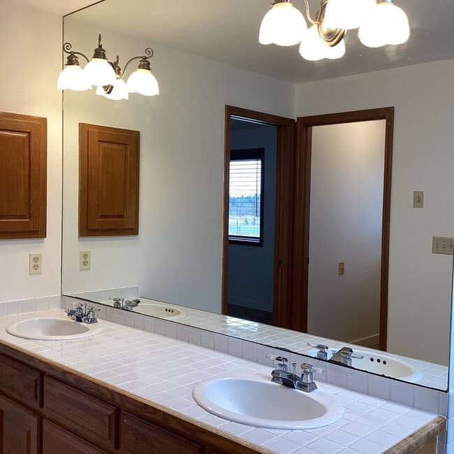 Building Photo - Ranch Style Rambler located in Stannwood