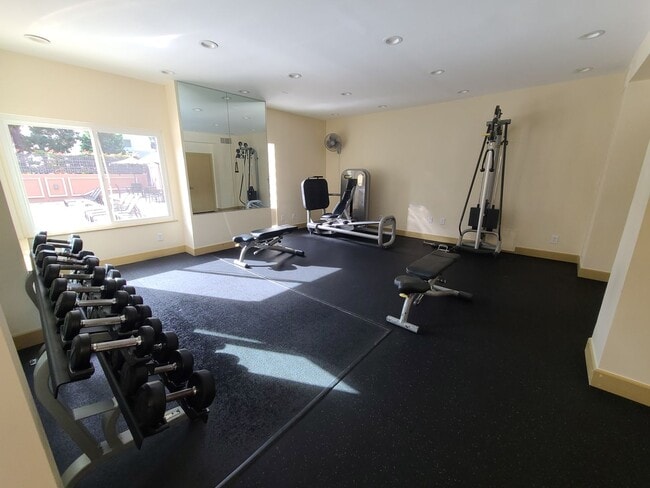 Building Photo - 1 bed 1 bath in UTC with great amenities Pool, hot tub, gym, underground parking.