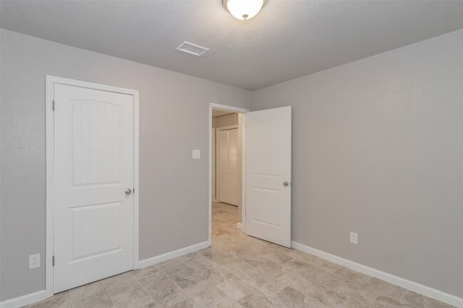 Building Photo - 2312 Shady Turf Dr
