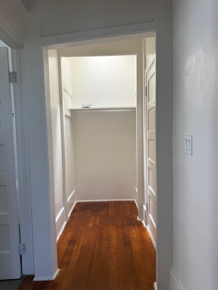 Building Photo - 1114 N Poinsettia Pl