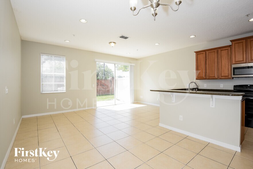 Building Photo - 9576 Silver Buttonwood St